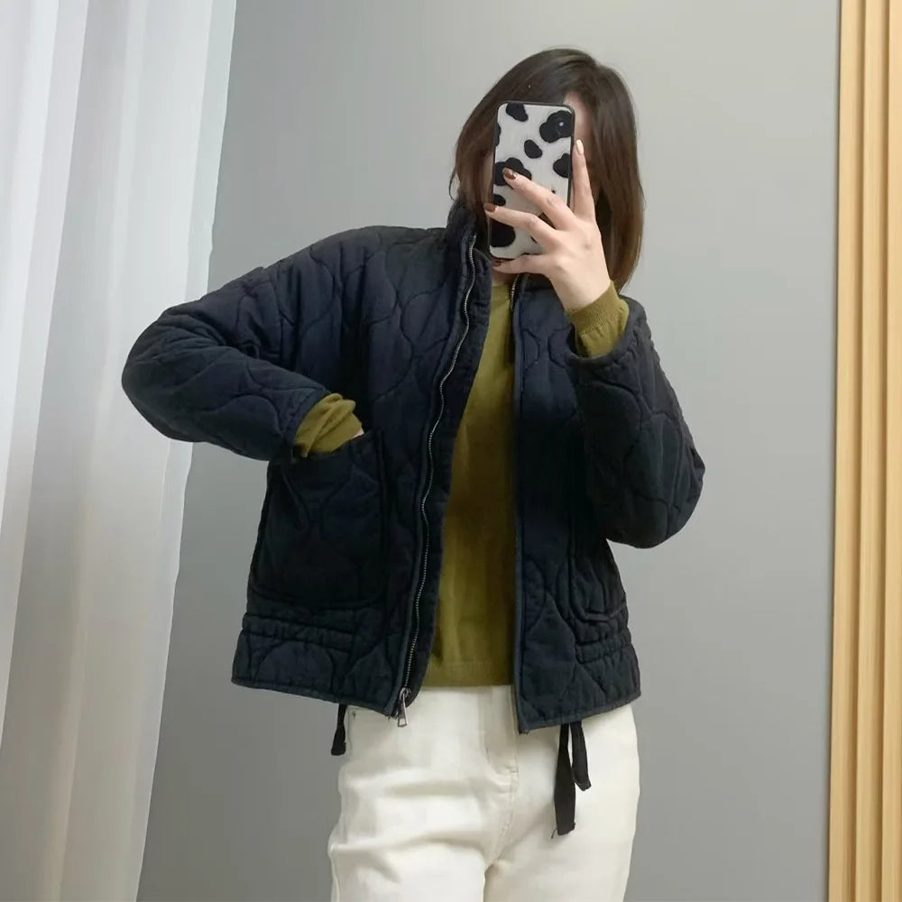 "Veste femme matelassée Yvette grise, design ondulé chic, poches pratiques, idéale mi-saison"