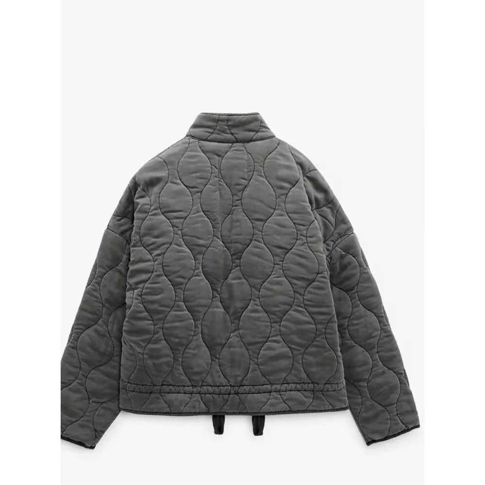 "Veste femme matelassée Yvette grise, design ondulé chic, poches pratiques, idéale mi-saison"