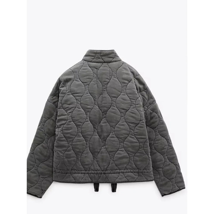 "Veste femme matelassée Yvette grise, design ondulé chic, poches pratiques, idéale mi-saison"