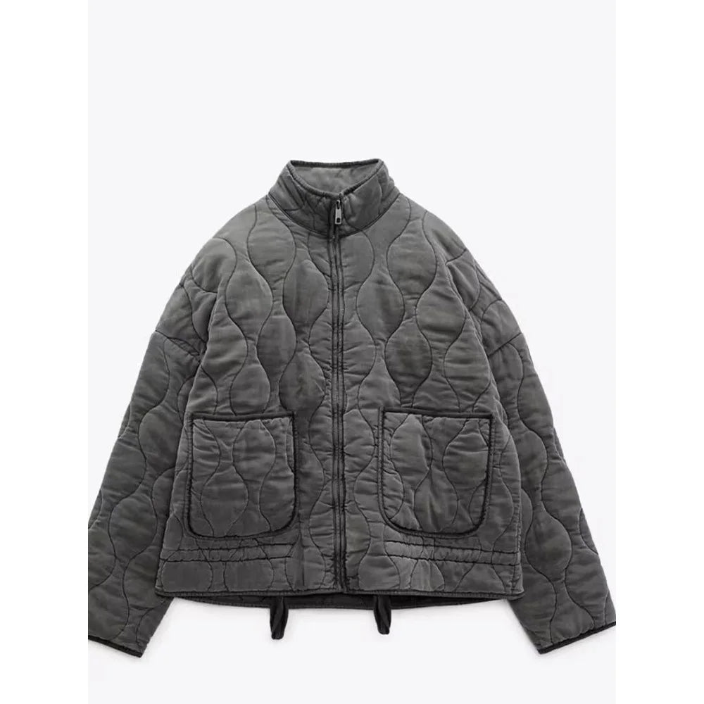 "Veste femme matelassée Yvette grise, design ondulé chic, poches pratiques, idéale mi-saison"