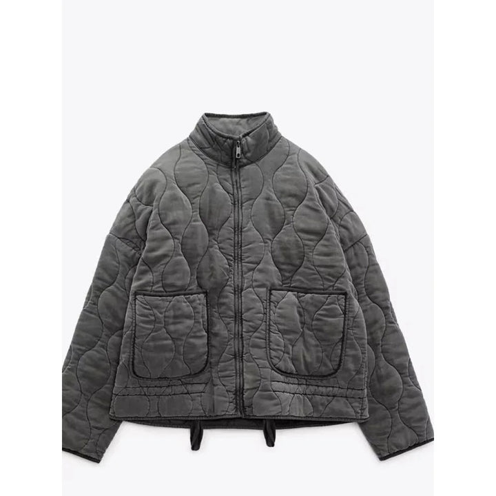 "Veste femme matelassée Yvette grise, design ondulé chic, poches pratiques, idéale mi-saison"