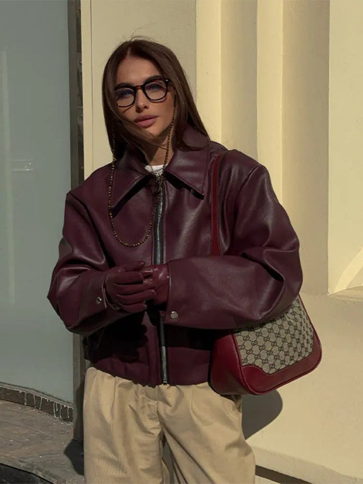 "Veste femme moderne en cuir vegan rouge, élégante et audacieuse, parfaite pour un style écolo sophistiqué."