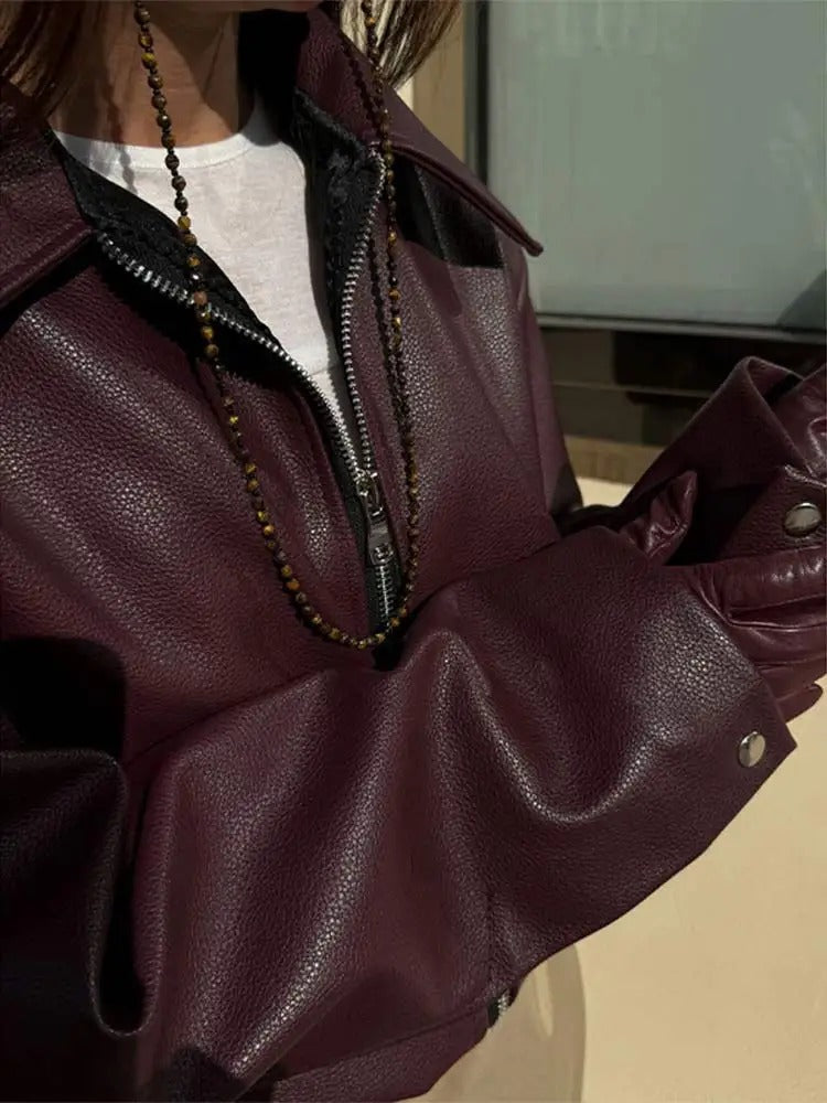 "Veste femme moderne en cuir vegan rouge, élégante et audacieuse, parfaite pour un style écolo sophistiqué."