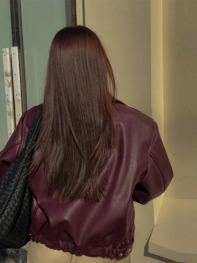 "Veste femme moderne en cuir vegan rouge, élégante et audacieuse, parfaite pour un style écolo sophistiqué."