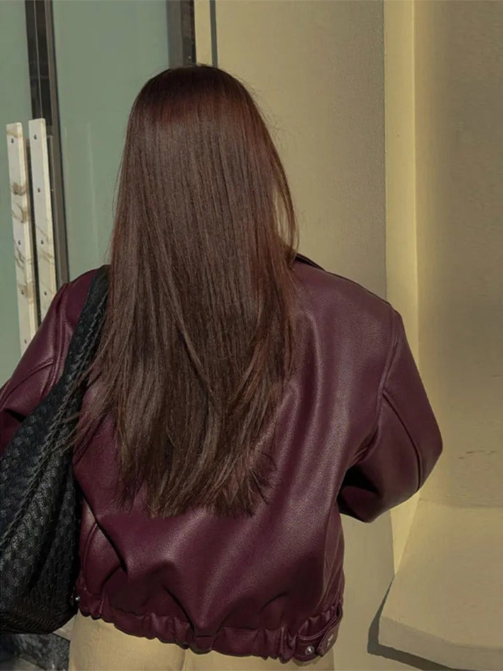 "Veste femme moderne en cuir vegan rouge, élégante et audacieuse, parfaite pour un style écolo sophistiqué."
