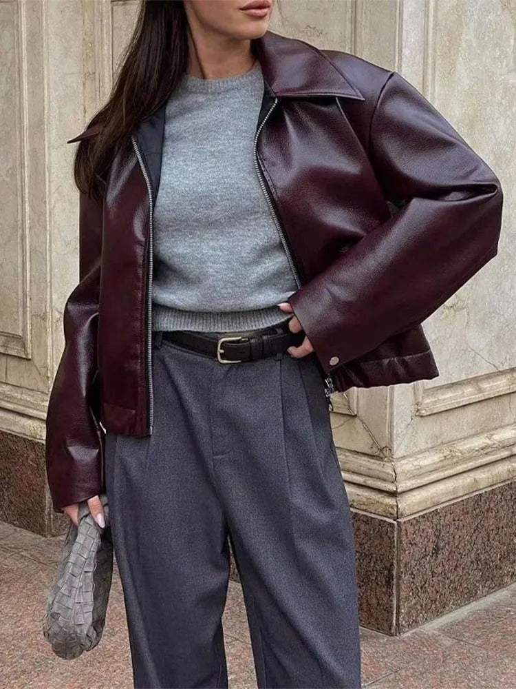 "Veste femme moderne en cuir vegan rouge, élégante et audacieuse, parfaite pour un style écolo sophistiqué."
