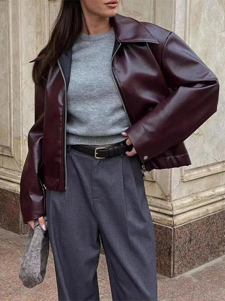 "Veste femme moderne en cuir vegan rouge, élégante et audacieuse, parfaite pour un style écolo sophistiqué."