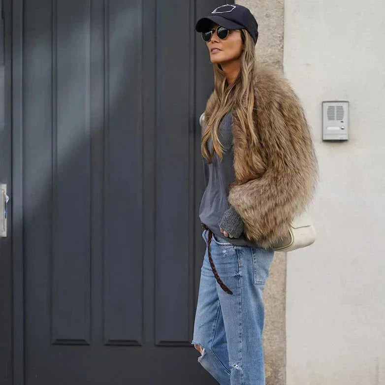 Veste fourrure marron confortable femme, style chic et polyvalent pour mode printemps/automne.