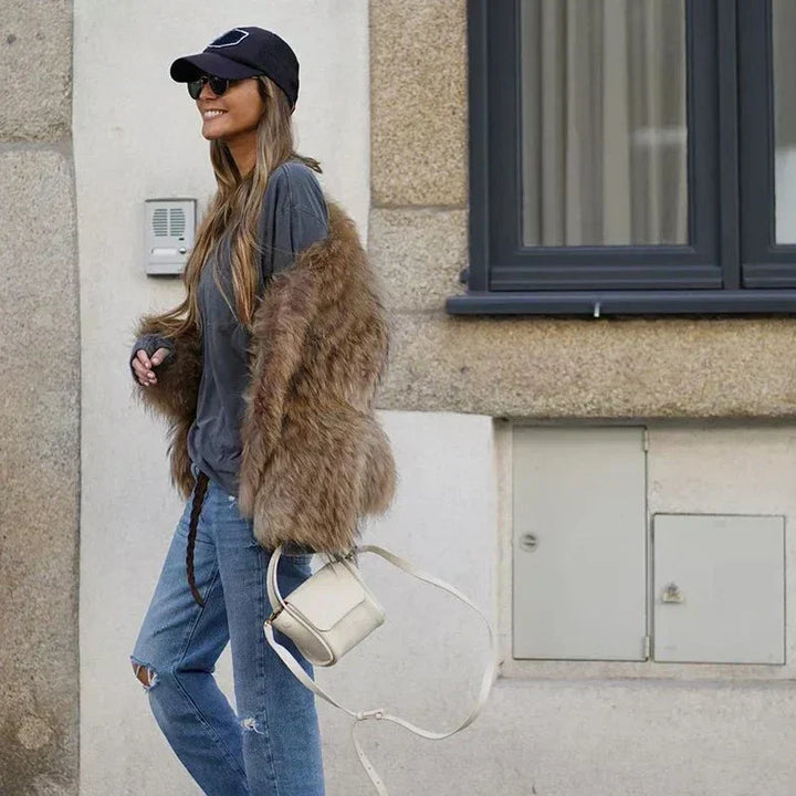 Veste fourrure marron douce femme, coupe moderne, idéale pour look élégant automne/printemps.
