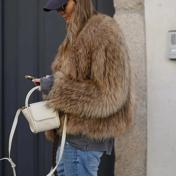 Veste fourrure marron femme, chic et tendance, parfaite pour une allure élégante en toute saison.