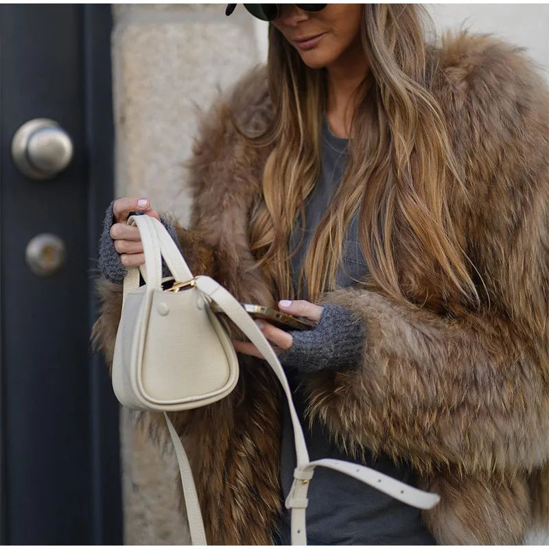 Veste fourrure marron femme très douce, un essentiel mode chic et confortable pour printemps/automne.