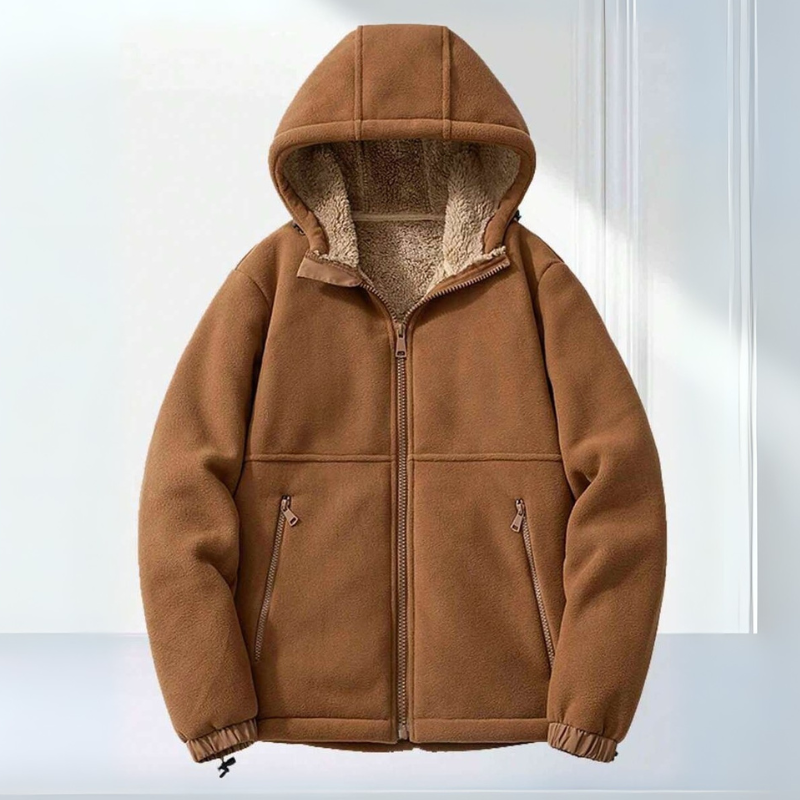 Veste polaire homme hiver avec poches zippées et capuche. Tenue décontractée et pratique pour l'outdoor.