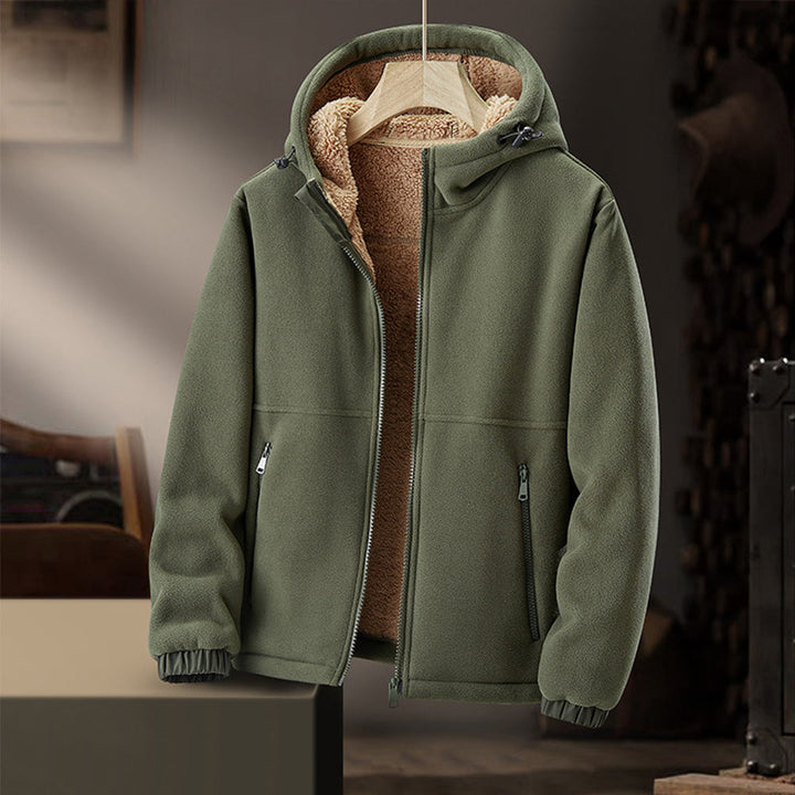 Veste homme hiver chaude, polaire avec capuche. Design pratique et décontracté pour activités outdoor.