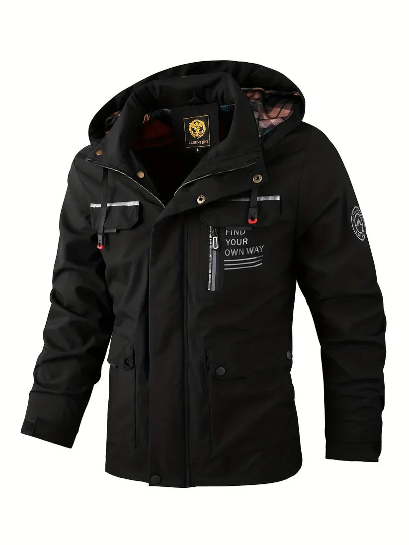 Détail d'une veste hivernale homme imperméable et coupe-vent, conçue pour l'isolation et le confort outdoor.