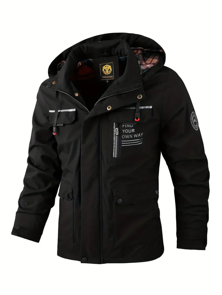 Détail d'une veste hivernale homme imperméable et coupe-vent, conçue pour l'isolation et le confort outdoor.