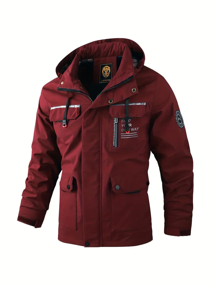 Modèle portant une veste homme cargo élégante avec capuche, imperméable et coupe-vent, style hivernal.