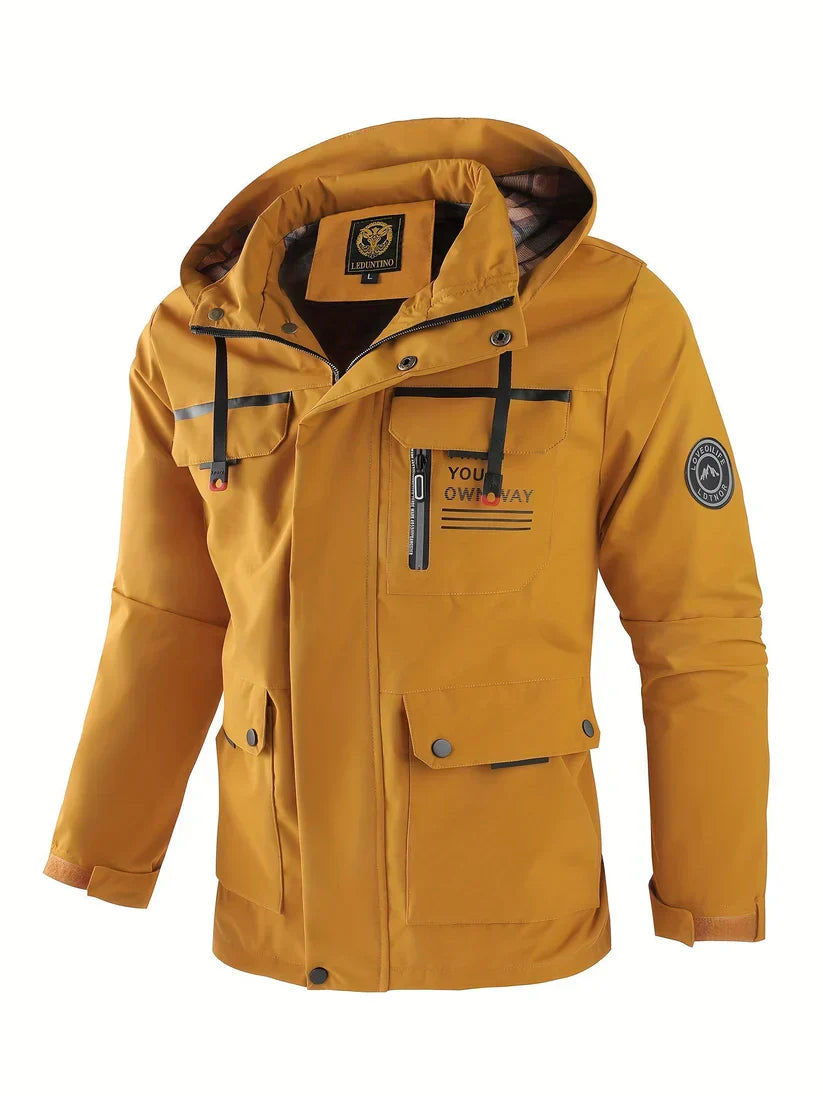 Veste homme hiver imperméable, coupe-vent et isolante, au style cargo moderne, assurant chaleur et protection.