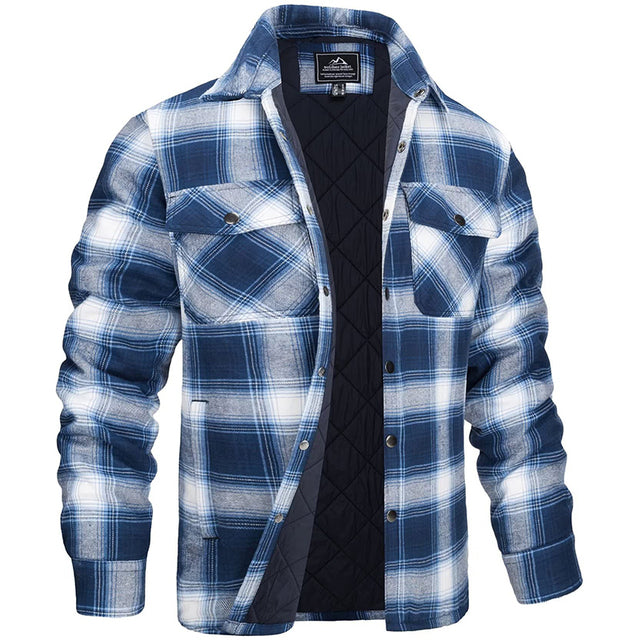 Homme portant une veste ajustée à carreaux verte, un look moderne pour les vêtements homme. Confort et style.