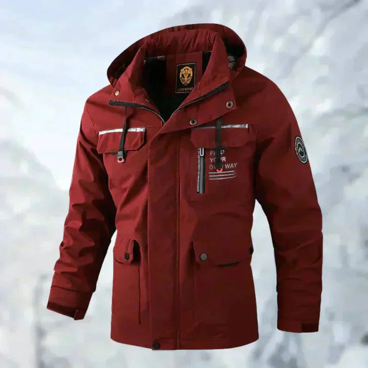 Détail du tissu technique d'une veste homme imperméable, assurant confort et protection contre le vent et la pluie en hiver.