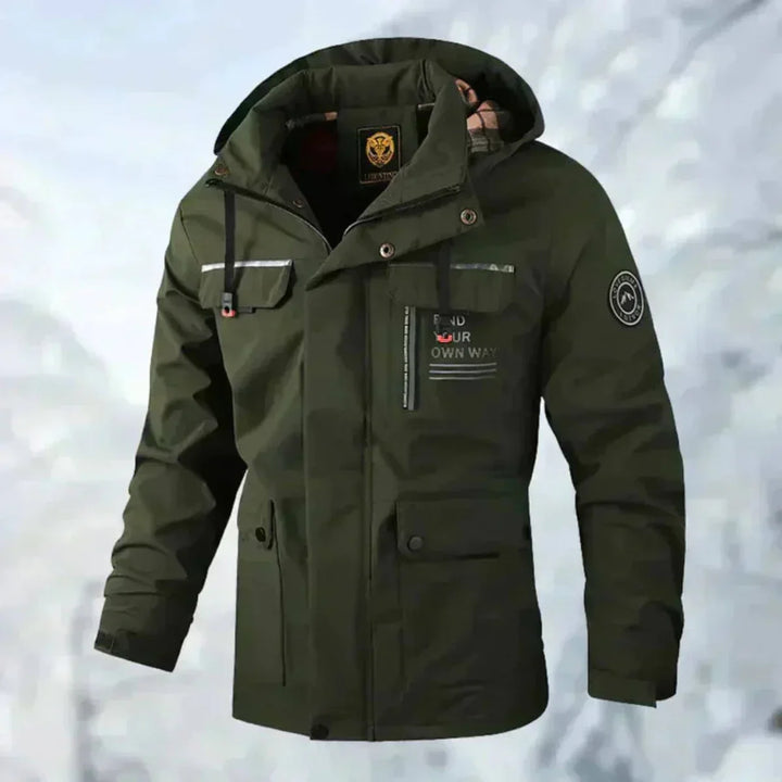 Dos d'une veste homme coupe-vent et imperméable, avec capuche, conçue pour le confort automne/hiver en milieu urbain ou plein air.