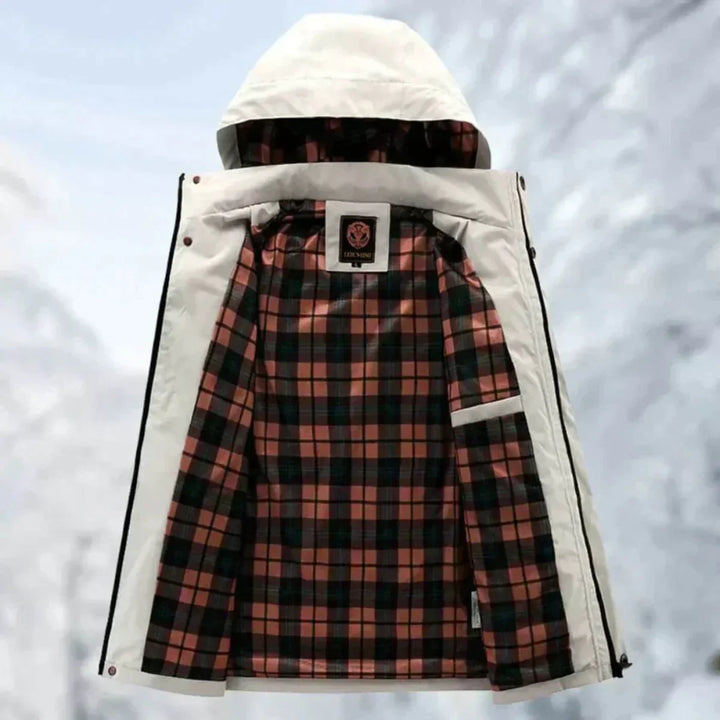 Fermeture éclair robuste d'une veste homme imperméable et coupe-vent, garantissant protection et confort pour l'hiver.