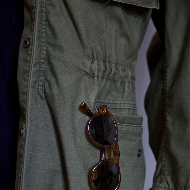 Détail veste M-65 Field homme : poches fonctionnelles, col montant. Style militaire résistant et urbain, parfait saisonnière.