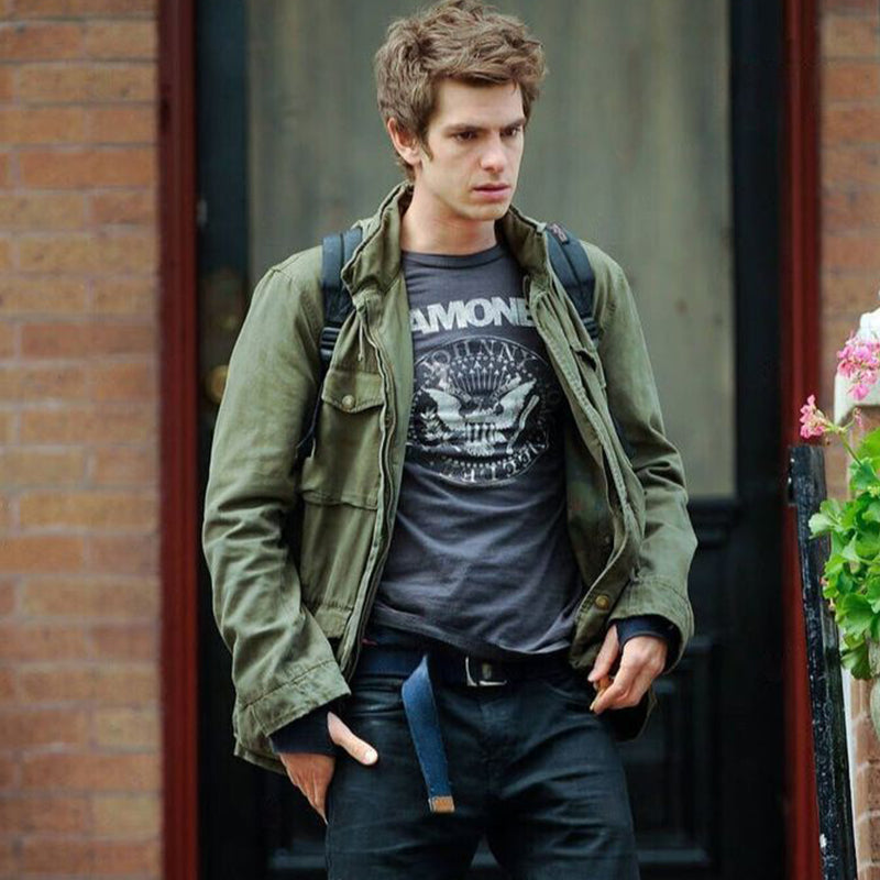 Homme portant veste M-65 Field verte. Look militaire vintage polyvalent pour printemps/automne, mode masculine urbaine.