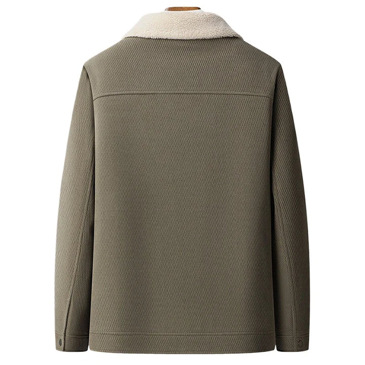 Veste d'hiver homme chaude et stylée, coupe moderne, idéale pour affronter le froid avec élégance urbaine.