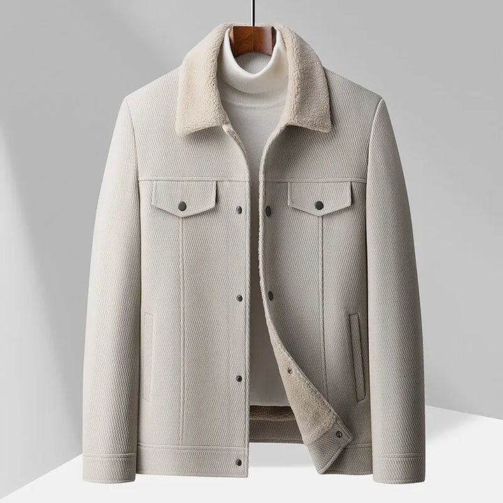 Veste homme marron à col, mode masculine, style urbain tendance pour l'automne décontracté.