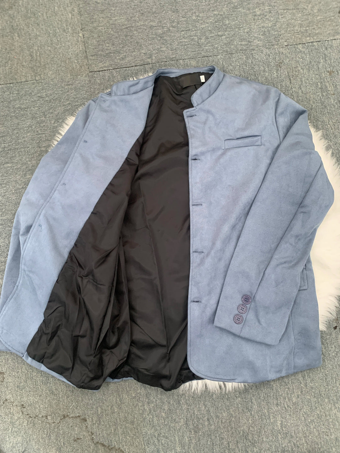 Homme portant blazer italien élégant, coupe ajustée, parfait pour un look chic décontracté ou semi-formel.