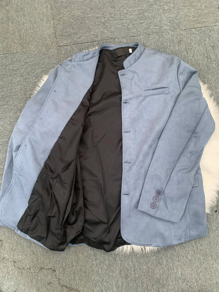 Homme portant blazer italien élégant, coupe ajustée, parfait pour un look chic décontracté ou semi-formel.