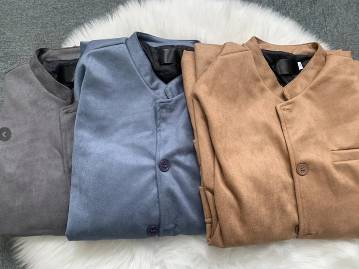 Veste homme style italien classique portée avec chemise, vêtement chic, élégance intemporelle pour mode masculine.