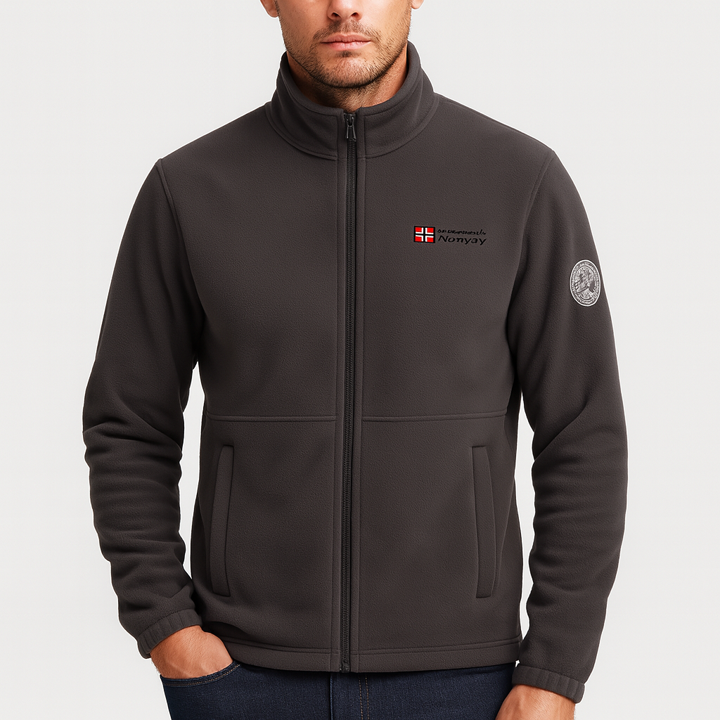 Manteau thermique hommes scandinave, alliant douceur et chaleur essentielle pour les vêtements-extérieur.
