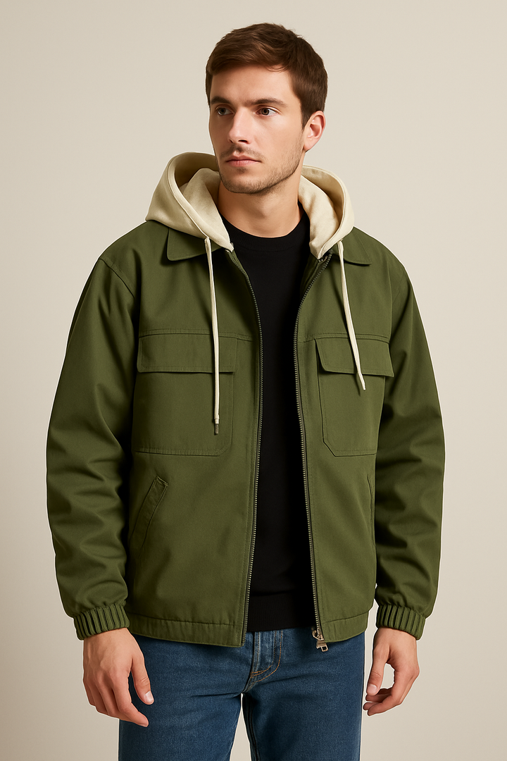 Veste homme urbaine légère avec capuche intégrée, idéale mi-saison pour un look décontracté et quotidien.