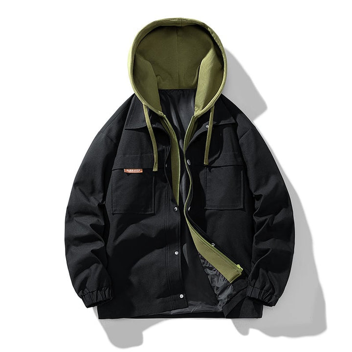 Veste homme légère et polyvalente avec capuche intégrée, parfaite pour le style urbain décontracté et les sorties extérieures.