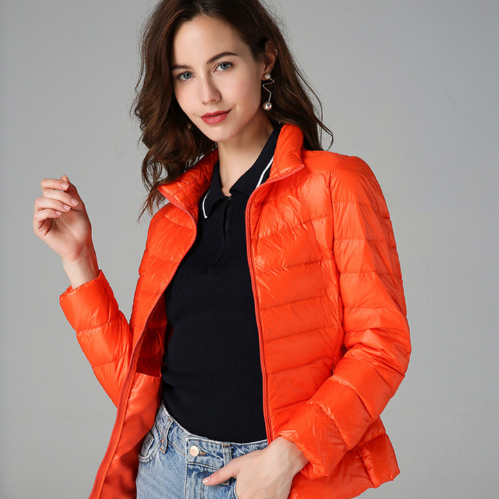 Veste imperméable femme, coupe moderne et ajustée, parfaite pour le printemps.
