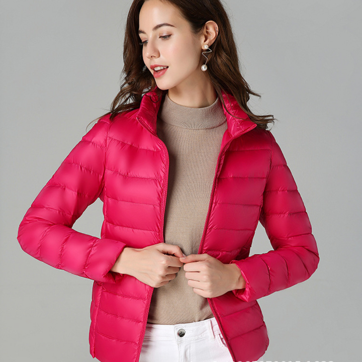 Veste imperméable femme de mi-saison, confortable et résistante au vent.