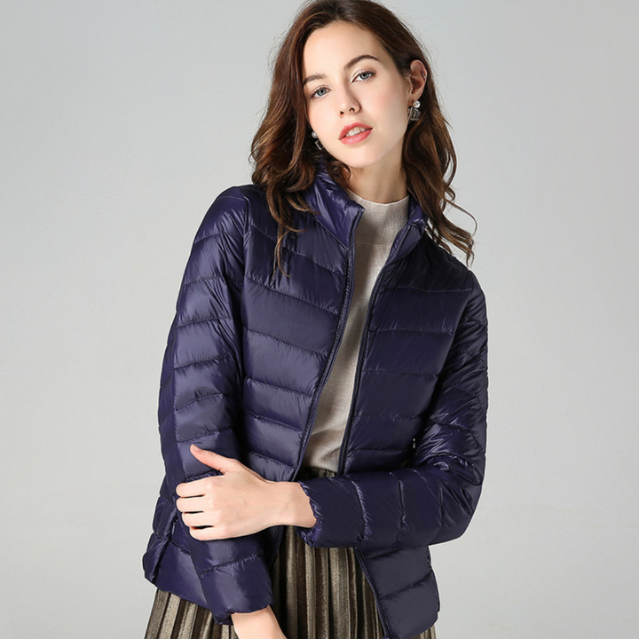 Veste femme polyvalente, légère et imperméable, style moderne.