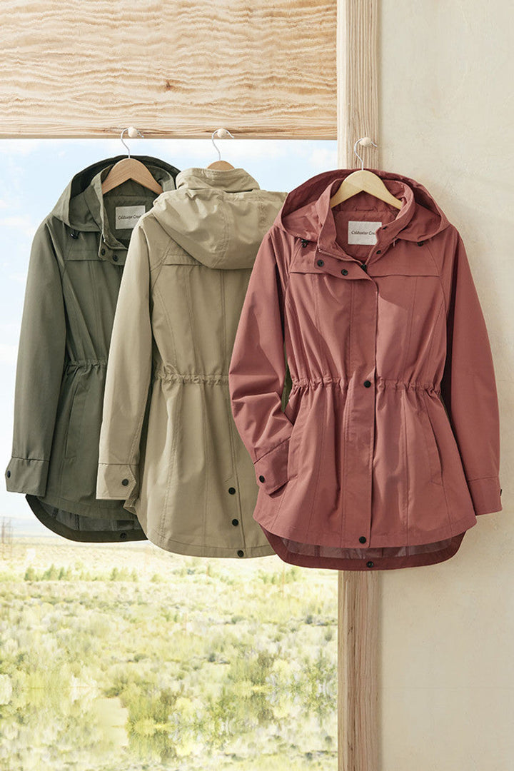Veste imperméable pliable, légère et polyvalente. Idéale pour toutes les occasions.
