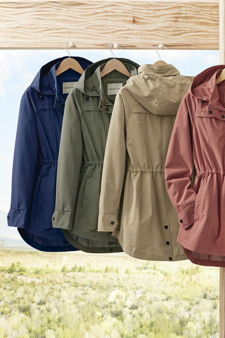 Veste imperméable pliable, légère et polyvalente. Idéale pour toutes les occasions.