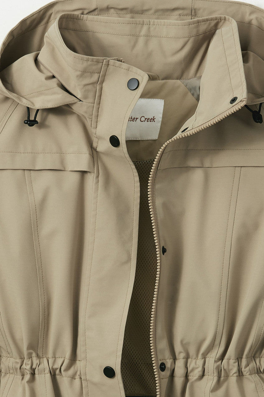 Veste imperméable pliable, légère et polyvalente. Idéale pour toutes les occasions.