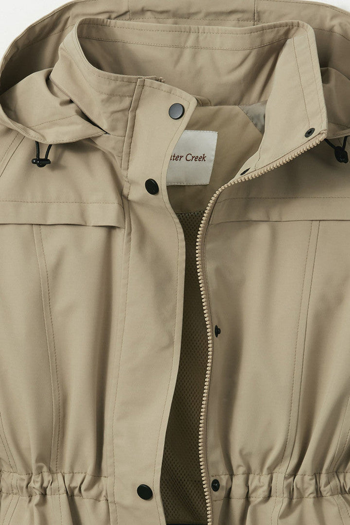 Veste imperméable pliable, légère et polyvalente. Idéale pour toutes les occasions.