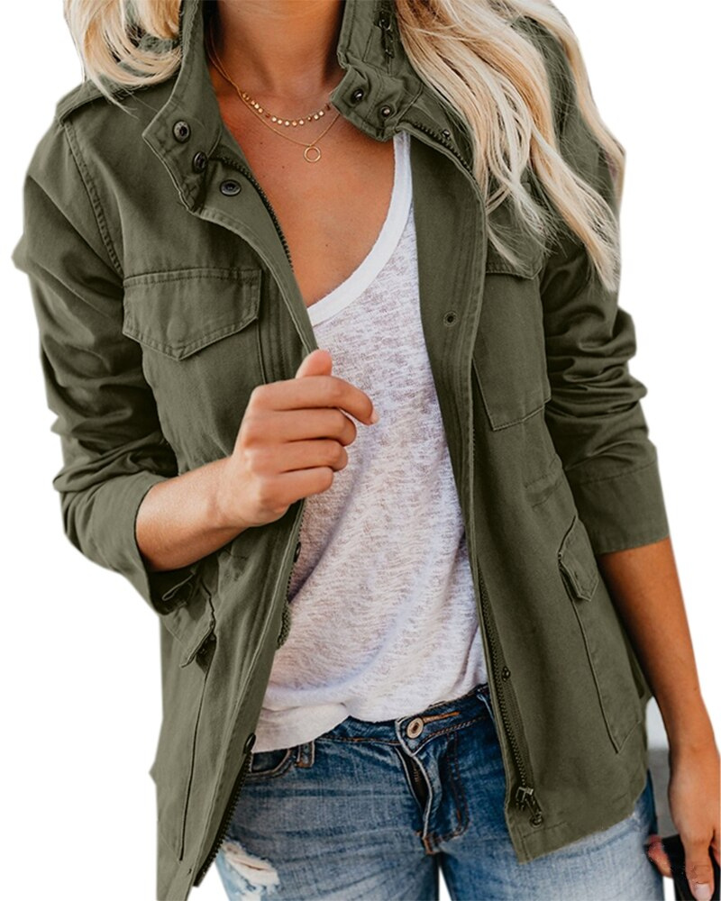 "Veste intermédiaire femme en coton, vue de face, coupe élégante, poches pratiques, couleur marron, ajustée et confortable."