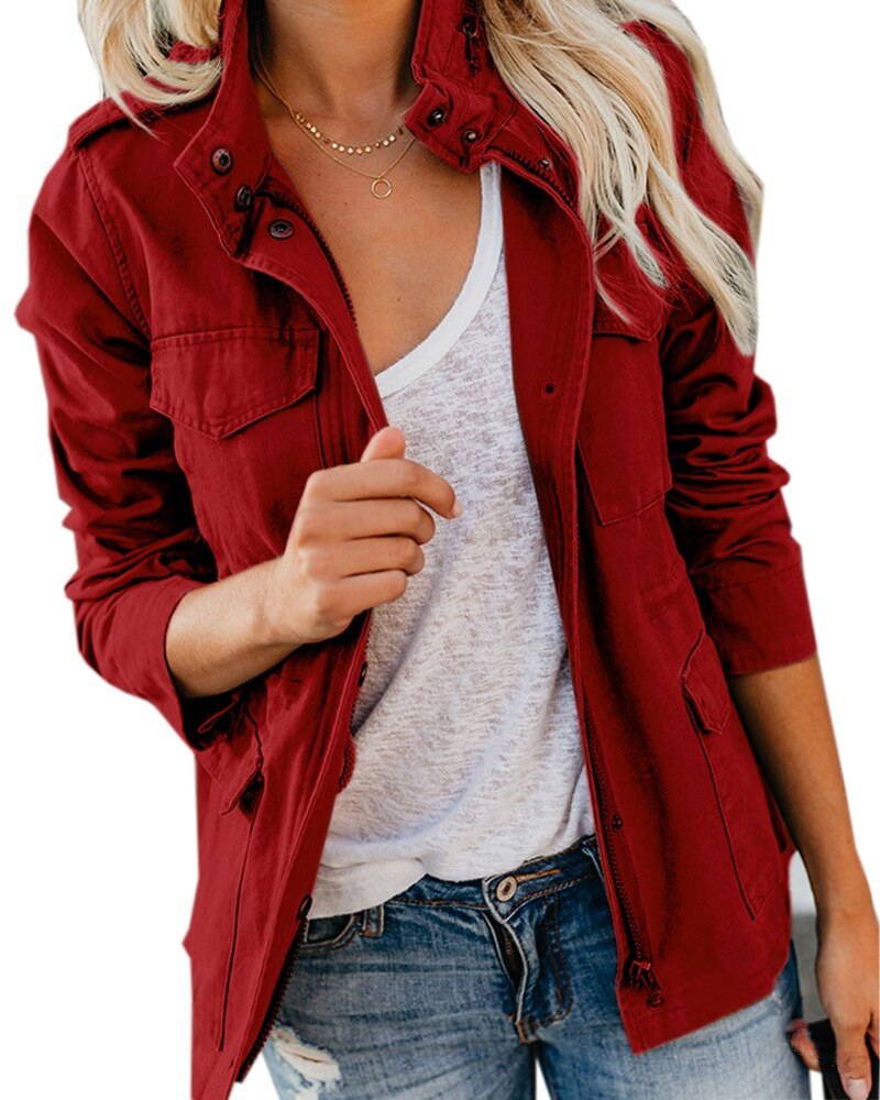 "Veste intermédiaire femme en coton, vue de face, coupe élégante, poches pratiques, couleur marron, ajustée et confortable."