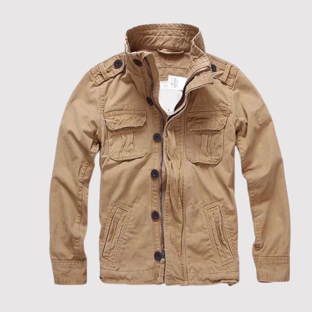Veste jean rétro homme, style classique, plusieurs poches.  Coupe ajustée.