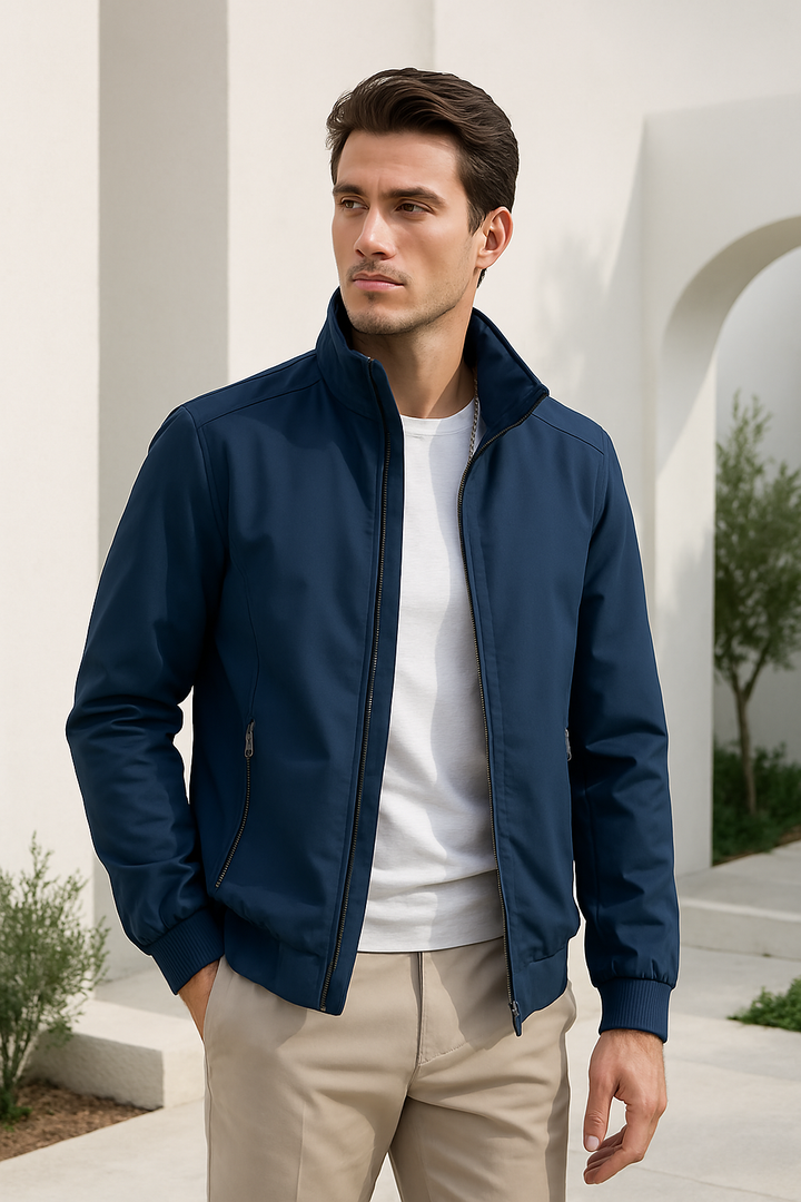 Veste légère homme été, coupe élégante et ajustée, tissu respirant bleu, idéale pour occasions casual ou semi-formelles.