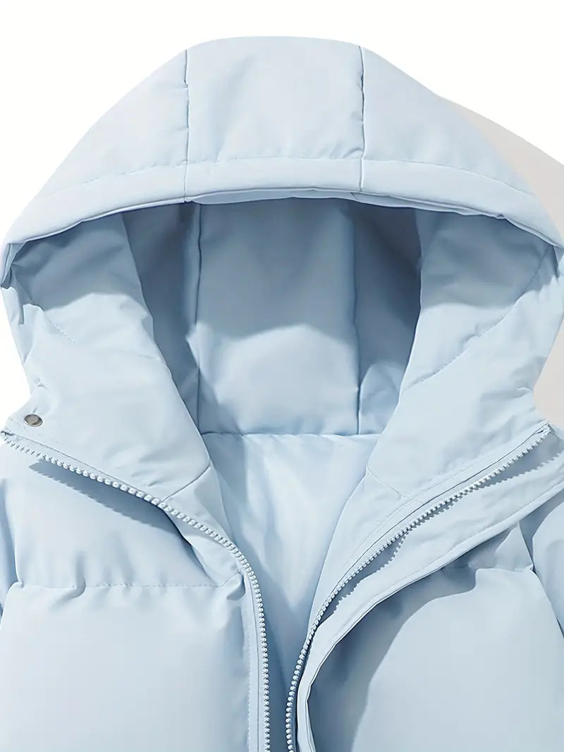 Doudoune matelassée confortable pour femme avec capuche, idéale automne et froid urbain.