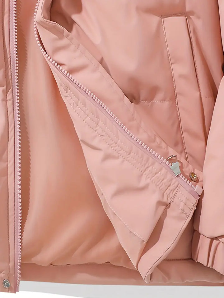 Veste matelassée femme avec capuche, look élégant et urbain, parfaite pour la ville.