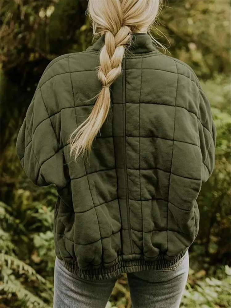 Veste mi-saison femme, matelassée, ajoutant une touche d'élégance à votre tenue.