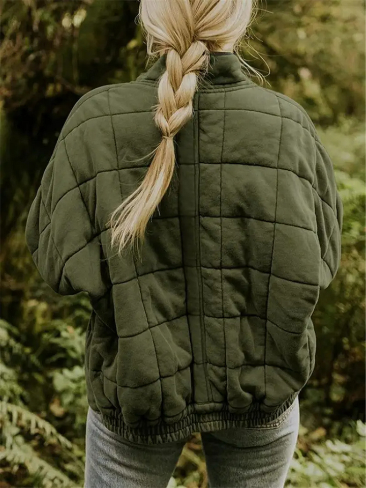 Veste mi-saison femme, matelassée, ajoutant une touche d'élégance à votre tenue.